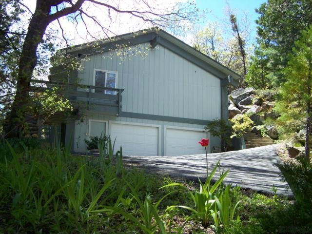 Driveway view of the Trestlewood Chalet